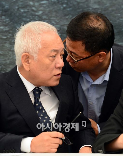 [포토]귀엣말 하는 김한길 민주당 대표