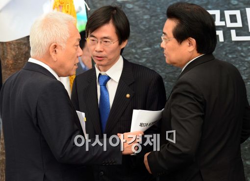 [포토]의원들과 대화하는 김한길 민주당 대표
