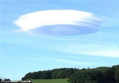 ▲UFO 모양의 희귀 구름이 하늘에 떠있다. (출처: 온라인커뮤니티)