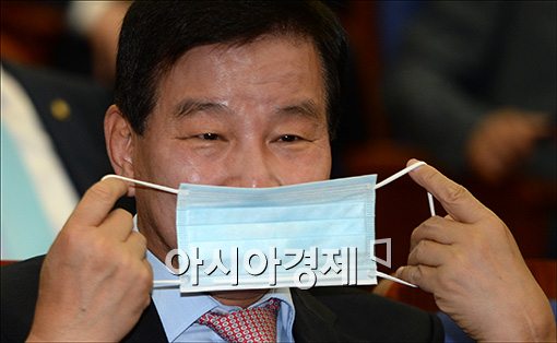 [포토]본회의 대비(?)하는 새누리당 의원