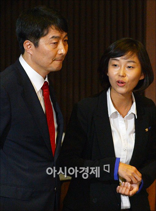 [포토]김재연 의원과 이야기하는 이석기 의원