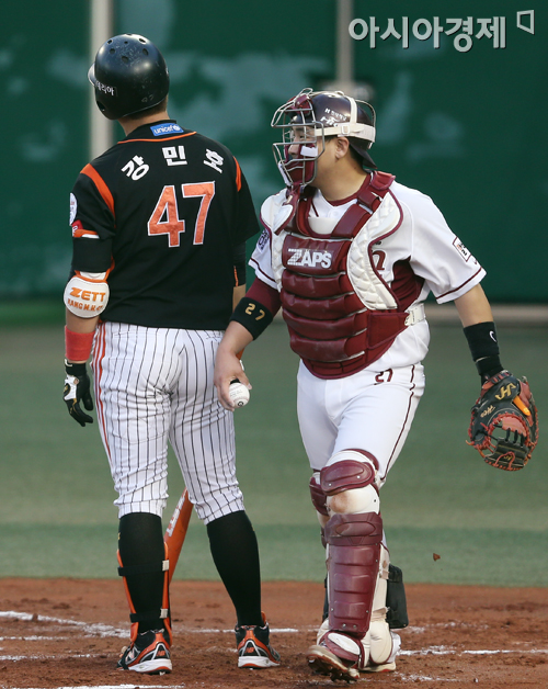 [포토] 굳어버린 강민호 '찬스에서 삼진이라니'