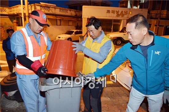 [포토]최영호 광주시 남구청장, 음식물 쓰레기 수거활동 체험