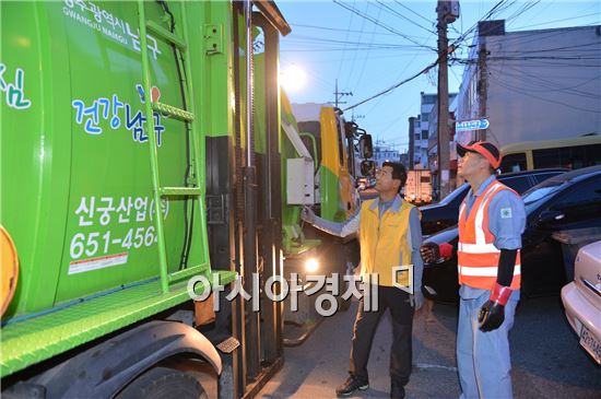 [포토]최영호 광주시 남구청장, 음식물 쓰레기 수거활동 체험