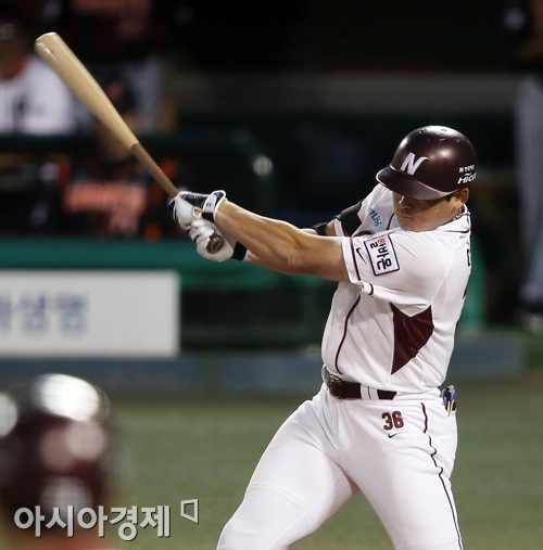 [포토] 선제 적시타 치는 이성열