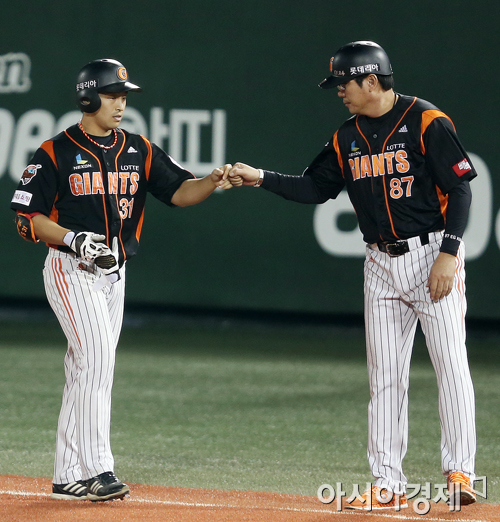 [포토] 손아섭 '번개같은 기습번트 성공!'