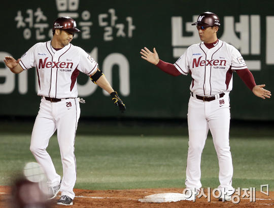 [포토] 적시타 이택근 '코치님, 날 따라해봐요'