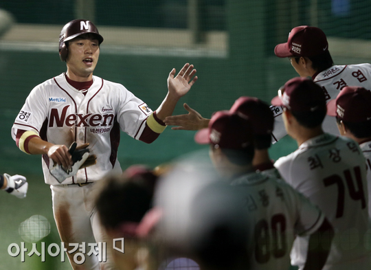 [포토] 서건창 '밝은 표정으로 홈인~'