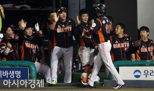 [포토] 홈인하는 황성용 '한 점 추격'