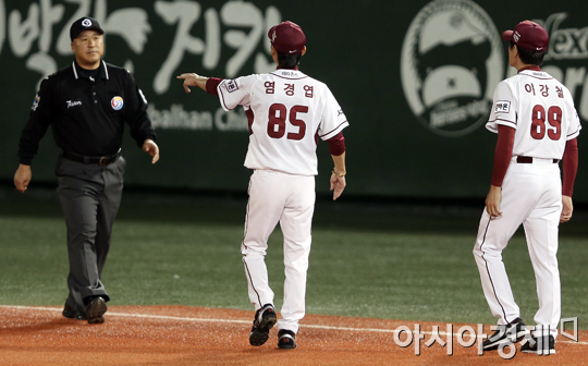 [포토] 염경엽 감독 '파울라인 안쪽이잖아요'