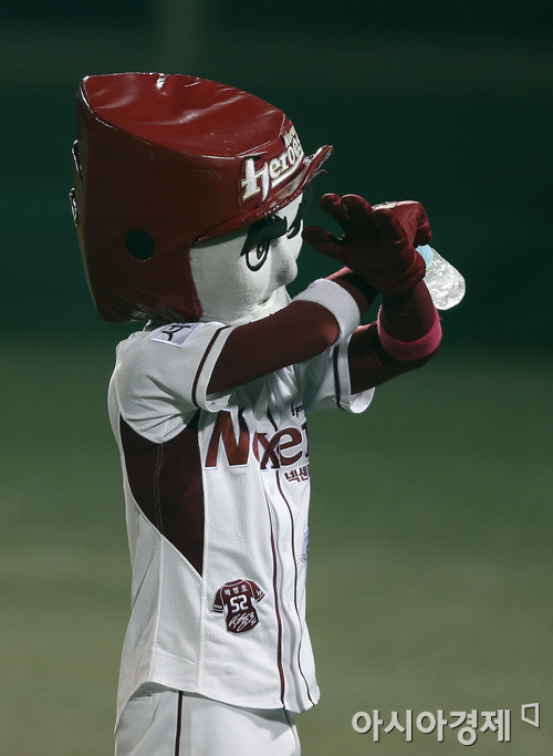 [포토] 턱돌이 '화가 나도 물병을 던지면 안돼요'