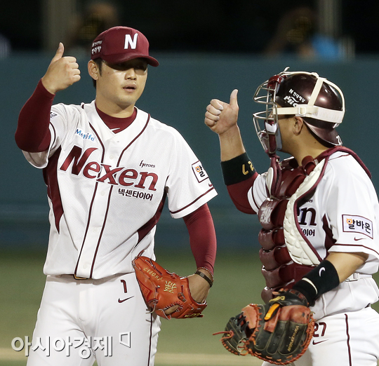 [포토] 승리 기쁨 나누는 손승락-허도환