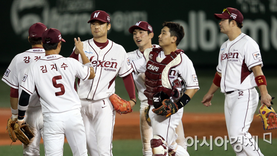 [포토] 5:2 승리 넥센 '가을야구에 한발짝 더!'