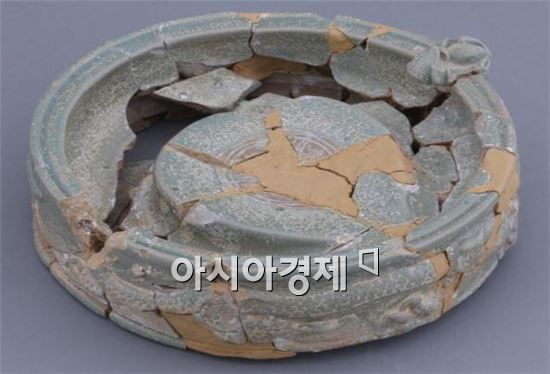 용 두마리가 서려있는 원형 청자 벼루