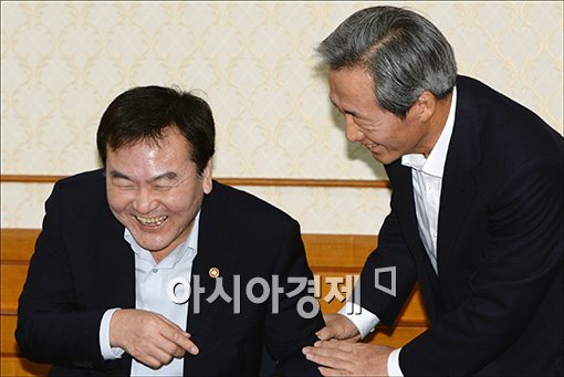[포토]활짝 웃는 신제윤 금융위원장