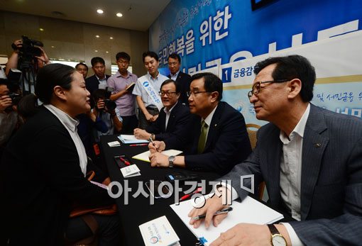 (왼쪽부터) 이순우 우리금융그룹 회장, 김정훈 국회 정무위원장, 최수현 금융감독원 원장이 서민금융 상담을 진행하고 있다.