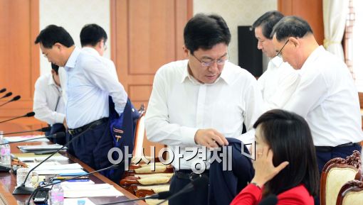 [포토]외투 벗는 장관들
