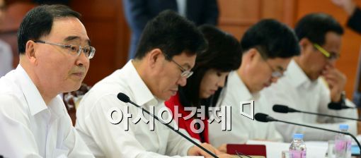 [포토]회의 주재하는 정홍원 총리