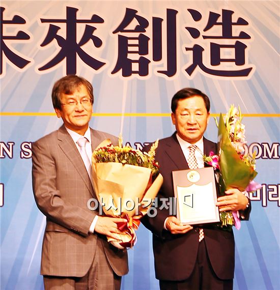 안병호 함평군수(오른쪽)가 기업가 정신 미래혁신부문 대상을 수상하고 기념촬영을 하고 있다.