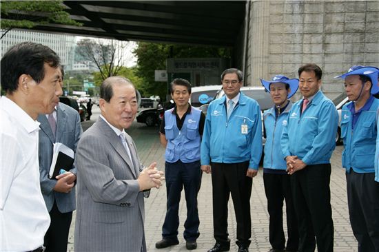 박홍섭 마포구청장이 5일 자동차 무상점검 서비스단 격려하고 있다.
