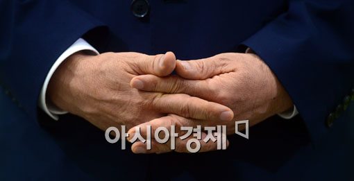 [포토]생각이 많은 손 