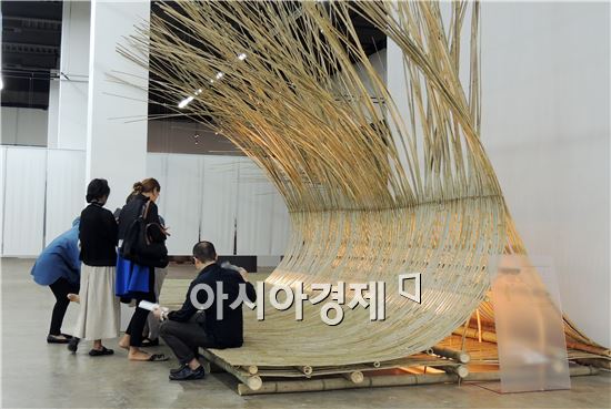'거시기, 머시기'…광주디자인비엔날레 개막  