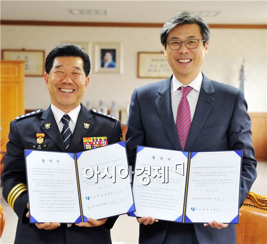 서강석 호남대학교총장(오른쪽)과 김원국 광주광산경찰서장이 협약을 맺고 환하게 웃고있다.