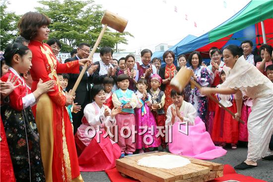 [포토]추석맞이 떡메치기 체험하는 다문화 가족 