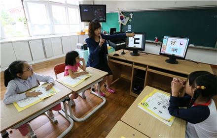 ▲LG복지재단은 국립특수교육원과 함께 대전소재 114개 초등학교에 언어훈련소프트웨어와 교재를 지원한다고 밝혔다. 5일 대전시 송강초등학교에서 특수학급 학생들이 LG복지재단이 보급한 언어훈련 소프트웨어를 통해 교육을 받고 있다. 
