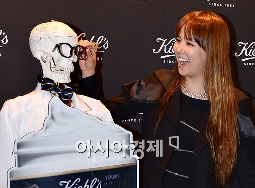 [포토]김지우, 해골이 안경썼네!
