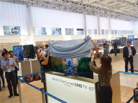 [IFA2013]"불가능은 없다"…삼성 세계 최초 곡면 UHD LED TV 공개