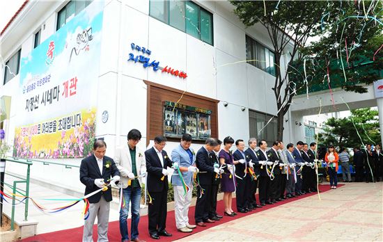 김제시의 작은 영화관 '지평선 시네마'는 김제시 5억5000만원, 전라북도 3억5000만원, 전북은행 1억원 총 10억 원의 건립비용을 들여 김제 청소년수련관 1층에 2개관, 총 99석 규모로 마련됐다. 특히 제1관은 65석 규모로 3D영화의 상영까지 할 수 있는 최신 시설을 갖췄다. 영화관에서는 매일 오전 10시부터 오후 11시까지 5회 최신 영화가 상영된다. 관람료는 일반영화 5000원, 3D영화 8000원으로 도시의 대형 영화관보다 저렴하다. 
