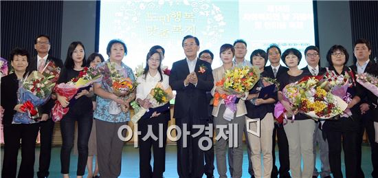 [포토]박준영 전남지사, 사회복지 유공자에 대한 표창