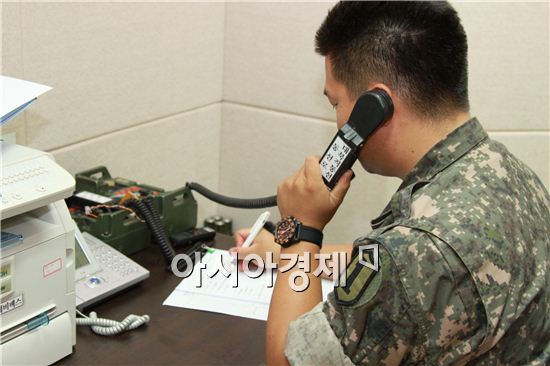 (통일부 제공사진)6일 오전 우리 군(軍) 관계자가 북한측과 서해 군 통신선을 통해 시험통화를 하고 있다. 