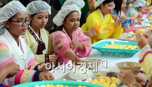 [포토]즐거운 마음으로 송편 빚는 결혼이주여성들