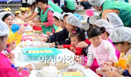 [포토]한마음으로 빚는 송편