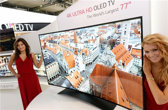 6일(현지시간) 독일 베를린에서 개막한 유럽 최대 가전 전시회 'IFA 2013' LG 부스에서 모델들이 세계 최대 77인치형 울트라HD 곡면 올레드 TV를 선보이고 있다.
