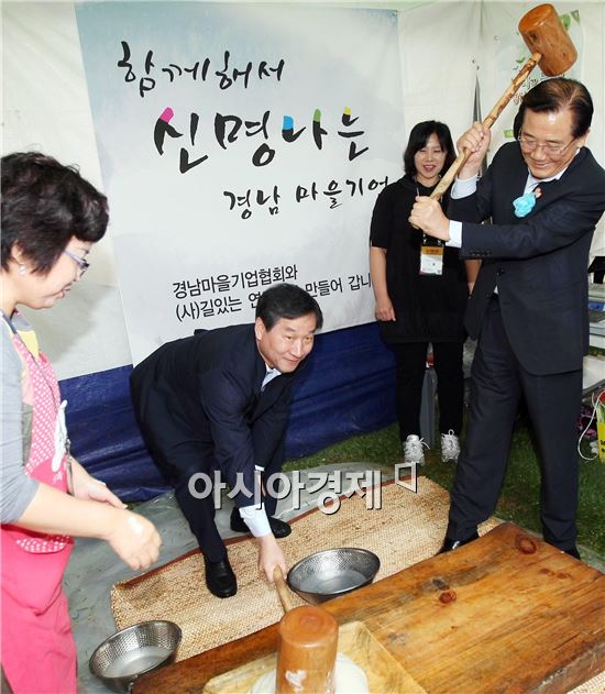 [포토]떡메치기 하는 유정복 안전행정부 장관 