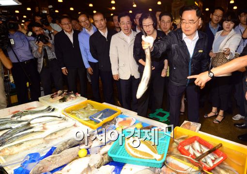 [포토]노량진 수산시장 방문한 정홍원 국무총리