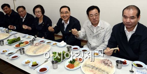 [포토]생선회 시식하는 정홍원 국무총리