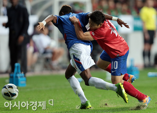 [포토] 이근호 '미식축구?'