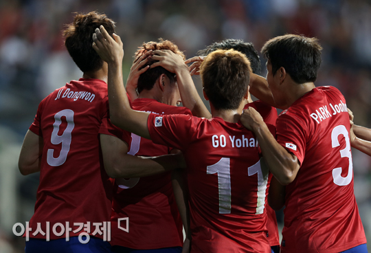 [포토] 손흥민 선제골에 기뻐하는 태극전사