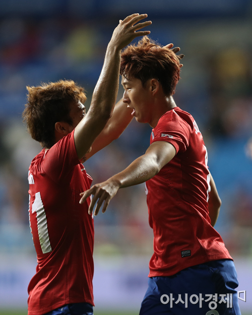 [포토] 선제골 손흥민 '안아줘요'