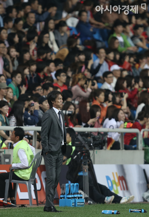 [포토] 경기 지켜보는 홍명보 감독
