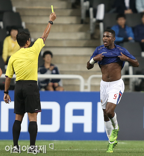 [포토] 경고 받는 벨포트 '너무 기쁜 나머지'