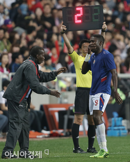 [포토] 아이티 벨포트 '동점골 넣고 감격'