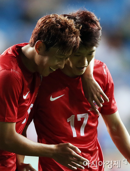 축구대표팀 손흥민(왼쪽)과 이청용