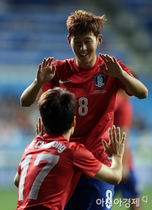 [포토] 손흥민 '청용이형 멋진 돌파였어요'
