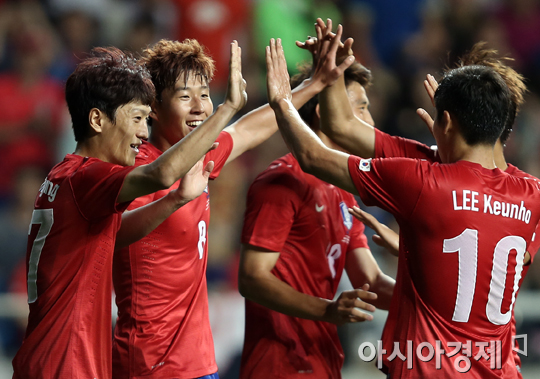 대한민국 축구 대표팀 이청용-손흥민-이근호(왼쪽부터)