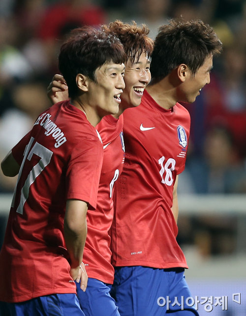 [포토] 기뻐하는 손흥민 '좌자철 우청용'